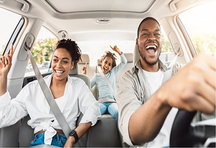 Familia riendo en el automóvil