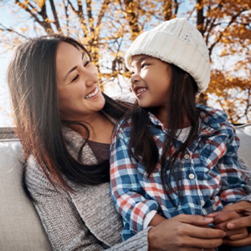 Mujer y niño sonriendo al aire libre