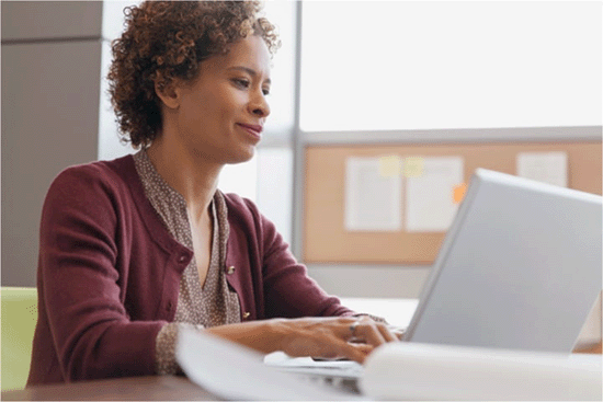 Mujer trabajando con su laptop